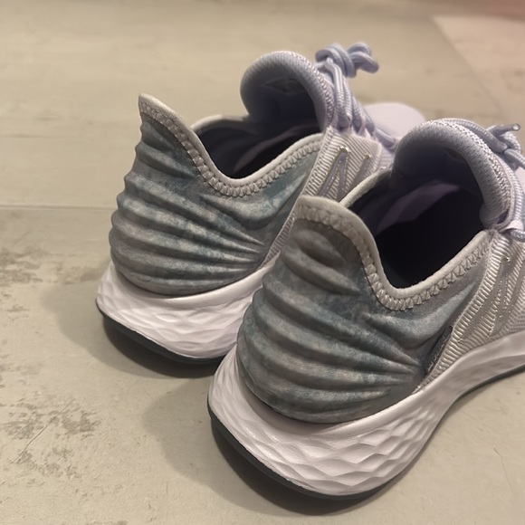 New balance Fresh Foam women’s sneaker size 5 1/2 - Picture 3 of 6